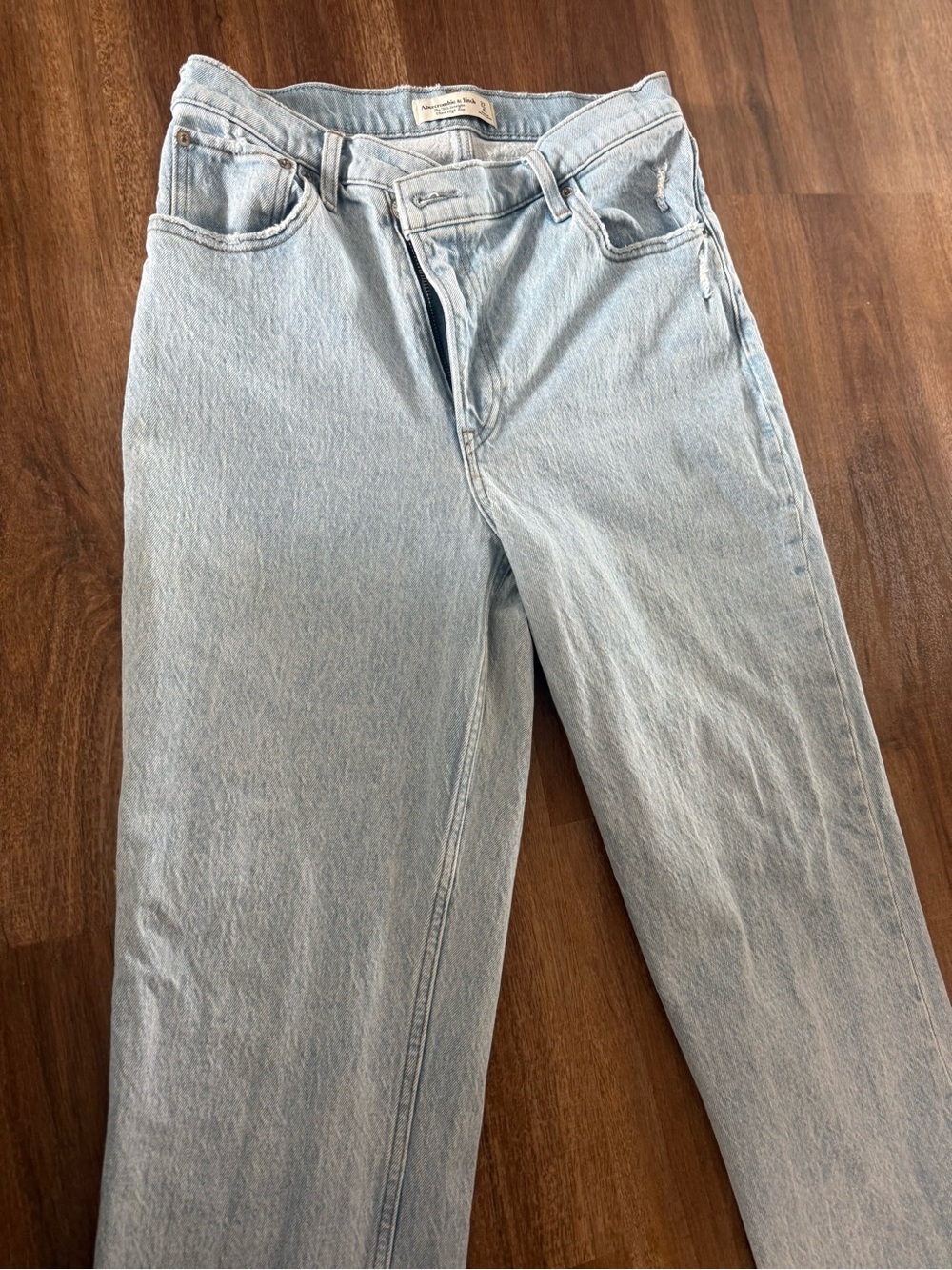 Abercrombie Women’s Light Wash 90’s Straight Ultra High Rise size 27